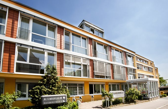 Ein Gebäude mit großen Fenstern.