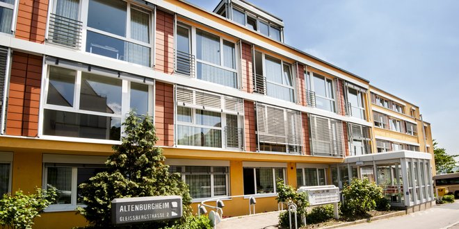 Ein Gebäude mit großen Fenstern.