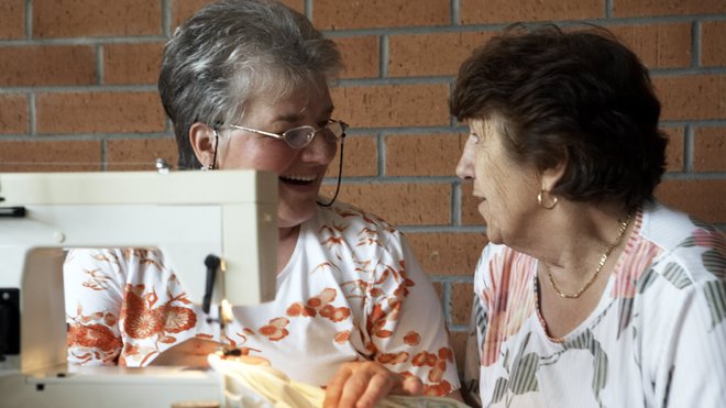 Zwei Seniorinnen an der Nähmaschine.