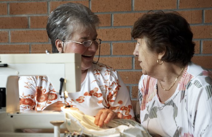 Zwei Seniorinnen an der Nähmaschine.