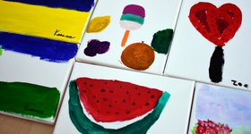 Bilder aus dem Kunstprojekt "Groß- und Kleingeschichten" mit Herz und Melone bemalte weiße Kacheln