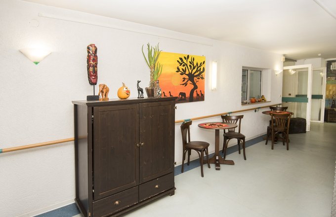 Flur mit Sitzgruppe und kleinem Schrank