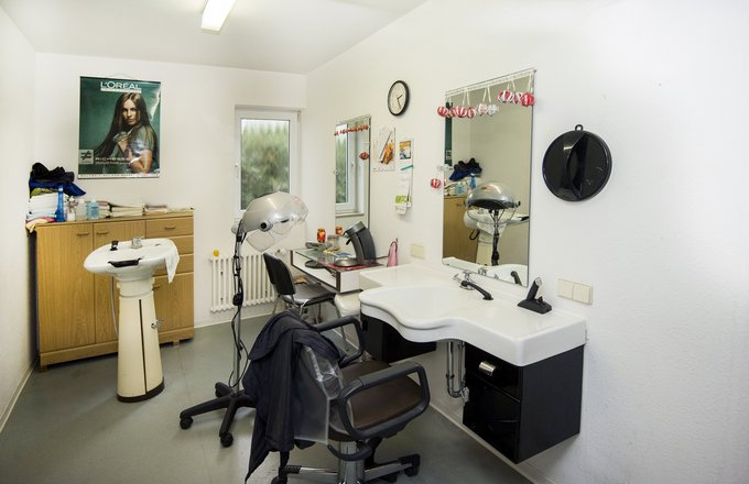 Frisörsalon im Haus mit Waschbecken und Trockenhaube