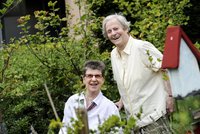 Zwei Seniorinnen im Garten
