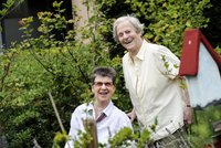 Zwei Seniorinnen im Garten