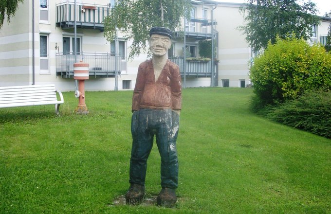 Männliche Figur im Garten