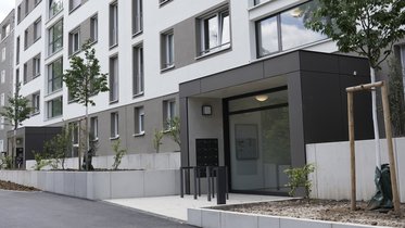 Eingangsbereich im großen Wohnhaus der WG Mittenfeldstraße von außen