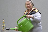 Seniorin mit einer Gießkanne