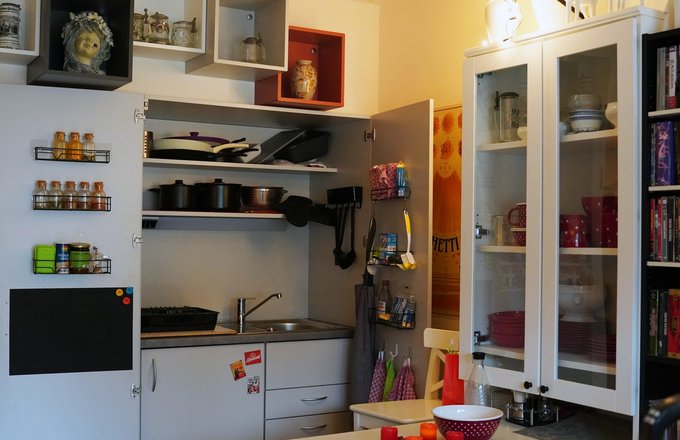 Eingerichtete Kitchenette und zusätzliche Möbel