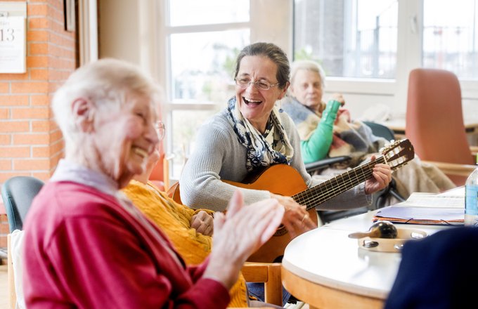 Senioren machen mit dem Sozialdienst gemeinsam Musik