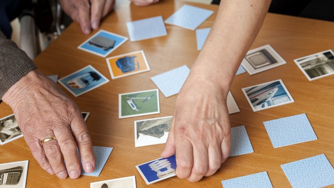 Memory-Spielkarten auf einem Tisch.