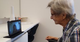 Lydia Büchele aus dem Jakob-Sigle-Heim bei der Video-Kommunikation_V2