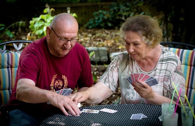 Zwei Senioren spielen miteinander Karten