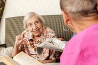 Seniorinnen lesen gemeinsam in Buch und Zeitung