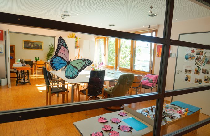 Atelier des Lußhardtheims mit Stühlen, Tischen und Kunstwerken