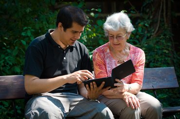 Seniorin und Technikbegleiter: KommmiT. Quelle: Wohlfahrtswerk für Baden-Württemberg