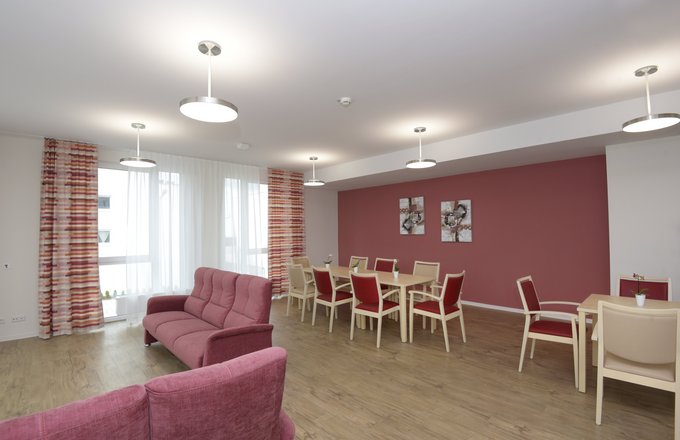 Gemeinschaftsbereich mit Sofas und Sitzgruppen mit Esstischen