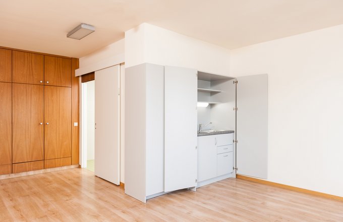 Kitchenette und eingebauter Kleiderschrank