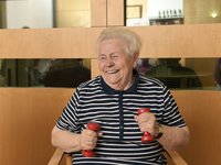 Eine Seniorin beim Training mit kleinen Hanteln