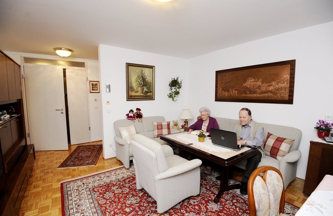 Zwei Senioren auf einem Sofa sitzend
