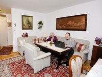 Zwei Senioren auf einem Sofa sitzend