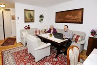 Zwei Senioren auf einem Sofa sitzend