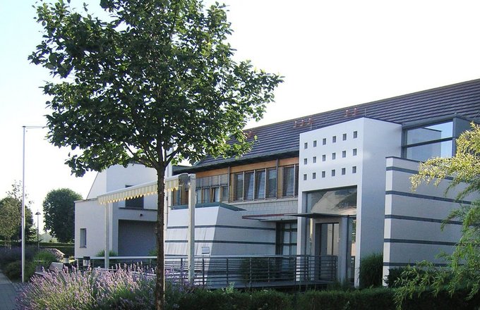 Begrünter Eingang des Lußhardtheims