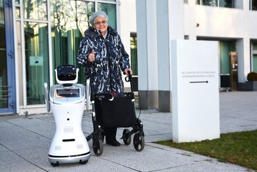 Projekt NIKA: Roboter-Unterstützung im Alltag für Senioren. Quelle: Wohlfahrtswerk für Baden-Württemberg Roboter NIKA neben einer Seniorin mit Rollator