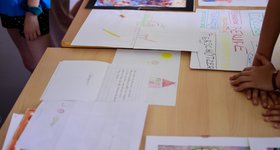 Bilder aus dem Kunstprojekt "Groß- und Kleingeschichten" Kinderzeichnungen mit Texten drauf