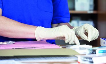 Richten und Gabe von Medikamenten zählt zu den Aufgaben der Behandlungspflege. © Wohlfahrtswerk für Baden-Württemberg