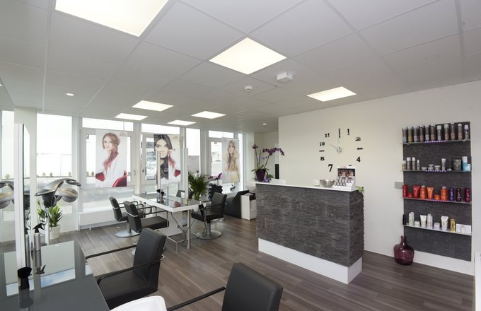 Eingerichteter Friseursalon mit mehreren Plätzen