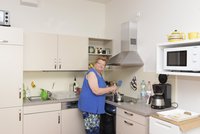 Eine Frau steht am Herd und kocht