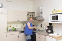 Eine Frau steht am Herd und kocht