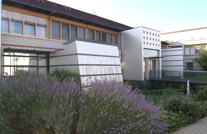 Eingang des Lußhardtheims mit großen Lavendelsträuchern