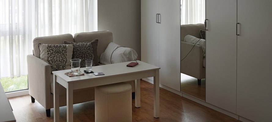 WG Zimmer mit Sitzgelegenheit, Tisch und Schrank